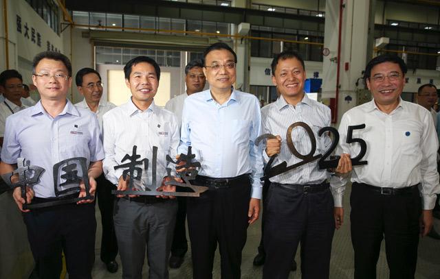 李克强视察ca888亚洲城激光：&ldquo;中国制造2025&rdquo;大有希望，要在你们手上大放光芒